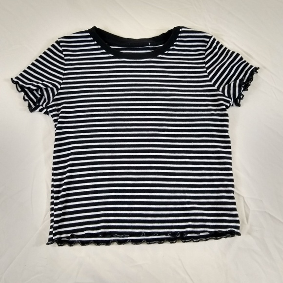 Cute short cut low tee - Picture 1 of 5